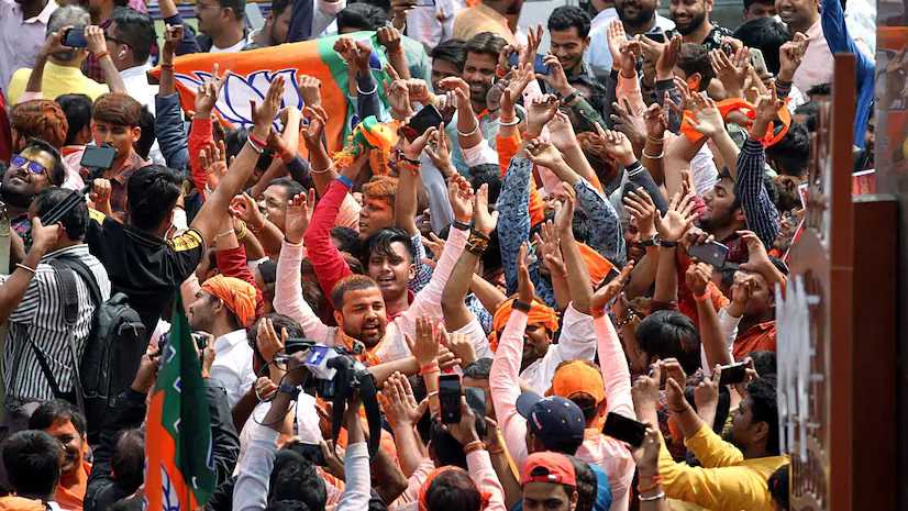 दिल्ली विधानसभा मतगणना के रूझानों से आप कार्यालय के बाहर उत्साह फीका, भाजपा कार्यालय में खुशी की लहर